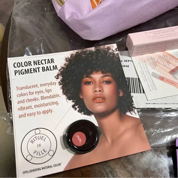 FREE PEOPLE make up bag with samples - Picture 3 of 7